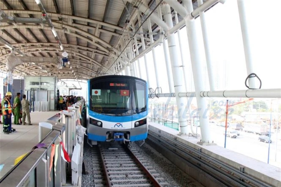 sử dụng tàu điện metro để đi xem pháp hoa 30/4