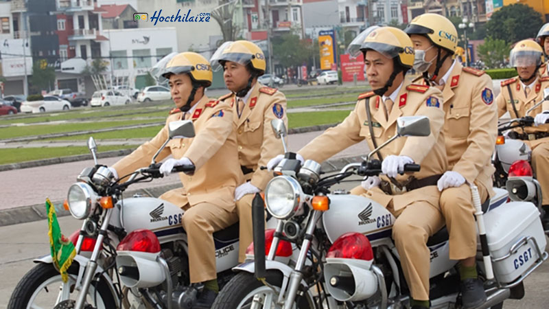 Cảnh sát giao thông đi tuần tra