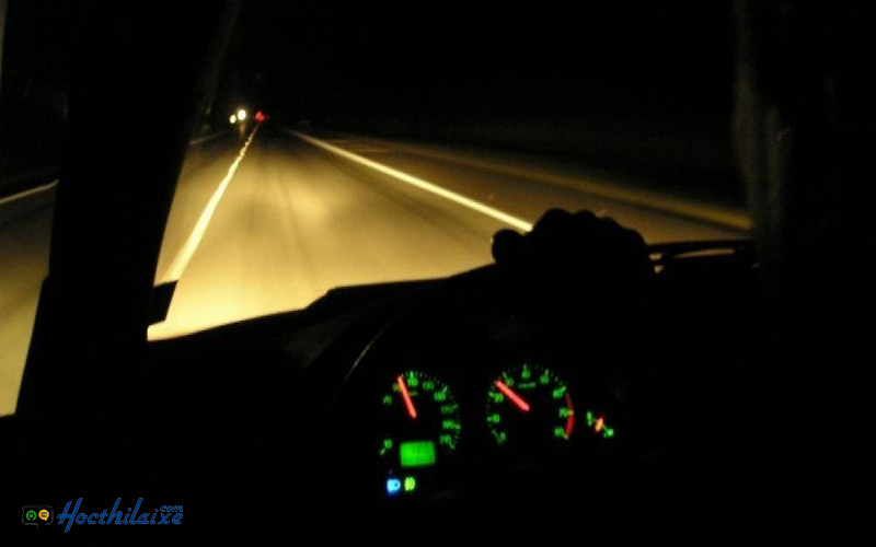 Chiếu đèn hợp lý khi lái xe qua những đoạn đường không có điện đường vào ban đêm