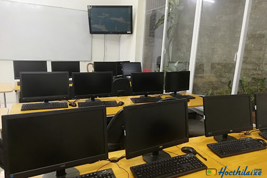 Phòng học có trang bị máy tính để học viên thi thử