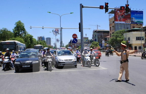 Kinh nghiệm khi lái xe trong thành phố của các tài xế lâu năm là không nên vượt đèn vàng mà cần đứng lại và đợi đèn đỏ