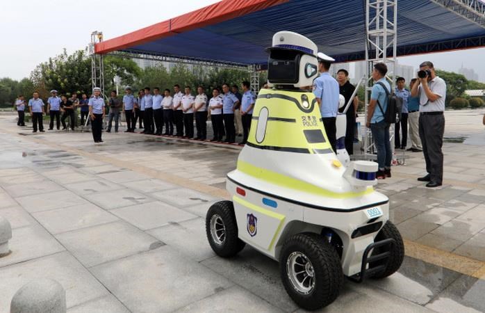 Robot cảnh sát tư vấn giao thông - robot cảnh sát giao thông
