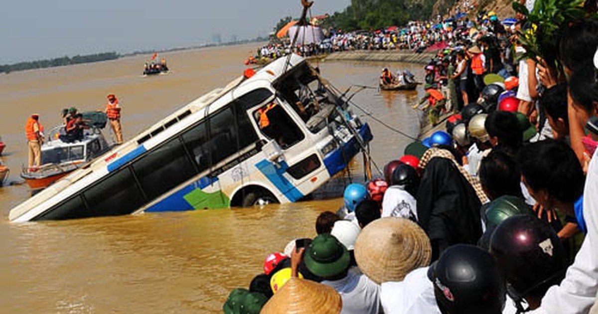 Cảnh trục vớt xe khách ở sông Lam, Hà Tĩnh - Những cung đường nguy hiểm