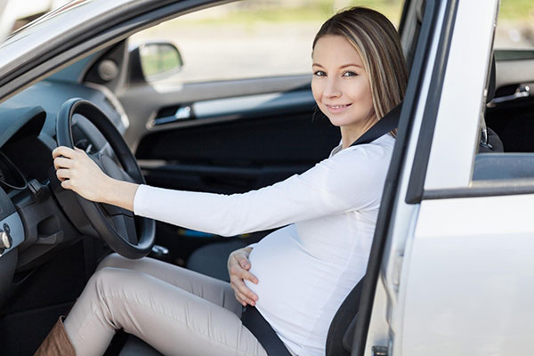 3 tháng đầu và 3 tháng cuối là thời gian không nên cho phụ nữ lái xe khi mang thai